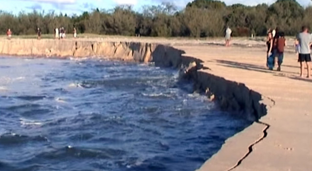澳大利亚彩虹沙滩突现百米巨坑 200名游客奔逃