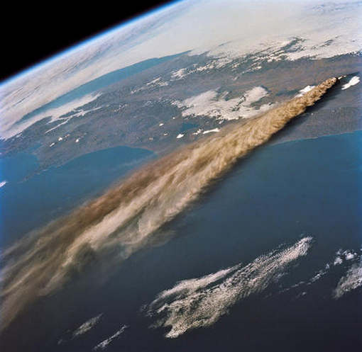 从太空中看地球火山喷发