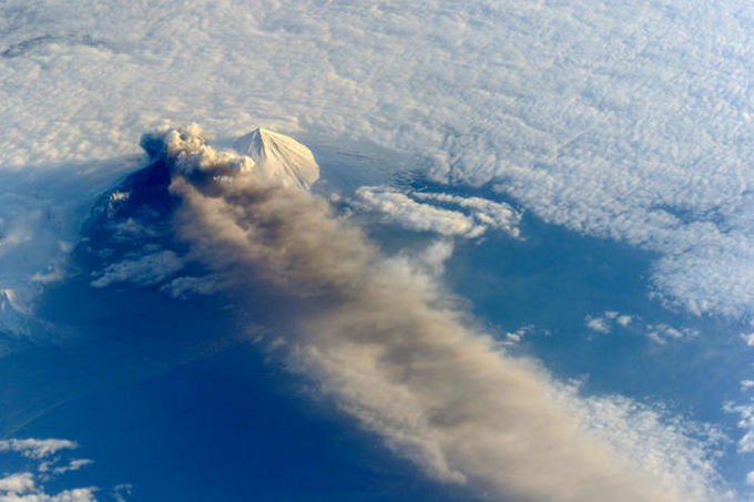 从太空中看地球火山喷发