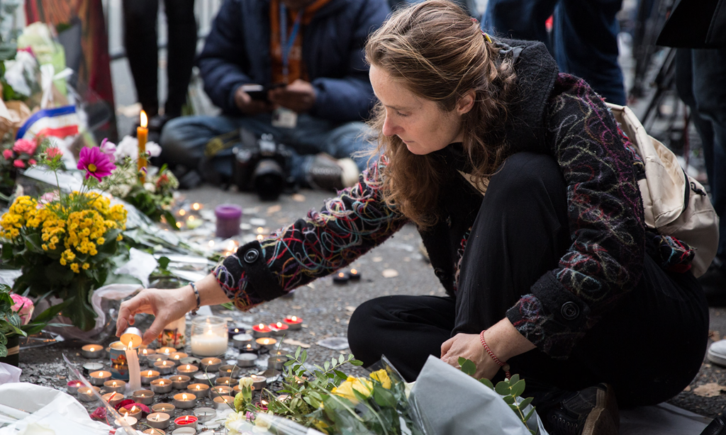 法国民众悼念巴黎恐袭事件遇难者