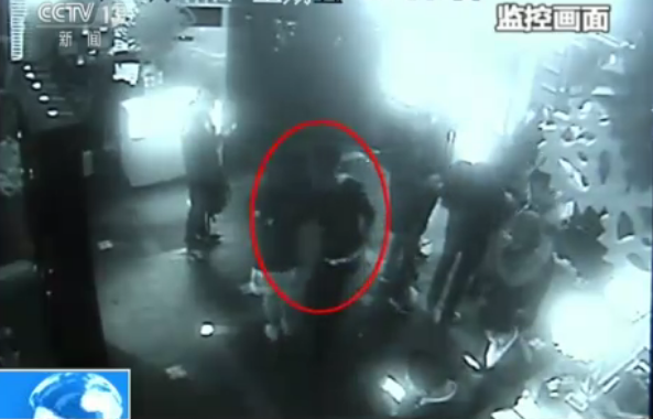 女大学生坠亡全程监控曝光
