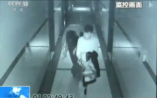 女大学生坠亡全程监控曝光