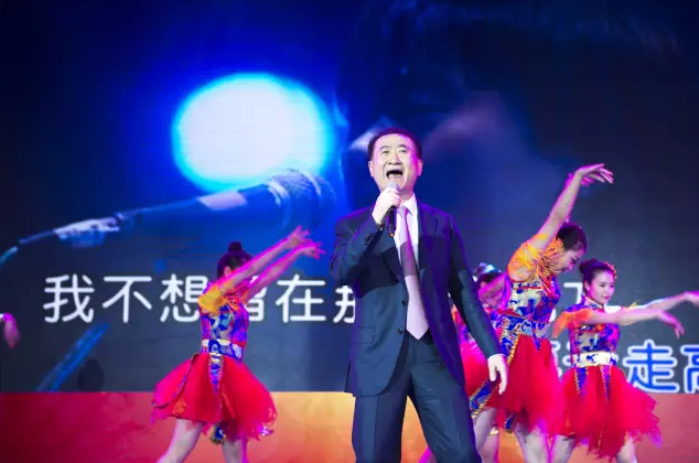 王健林万达年会唱崔健摇滚《假行僧》