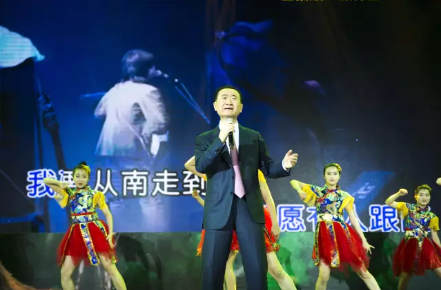 王健林万达年会唱崔健摇滚《假行僧》