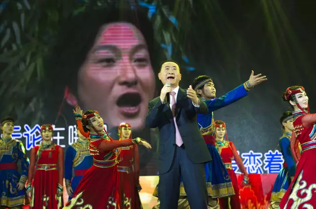王健林万达年会唱崔健摇滚《假行僧》
