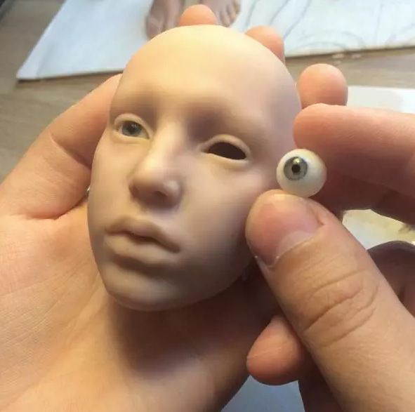 俄罗斯男子做娃娃 逼真到极致
