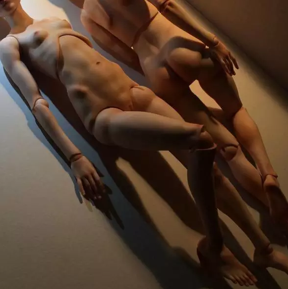 俄罗斯男子做娃娃 逼真到极致