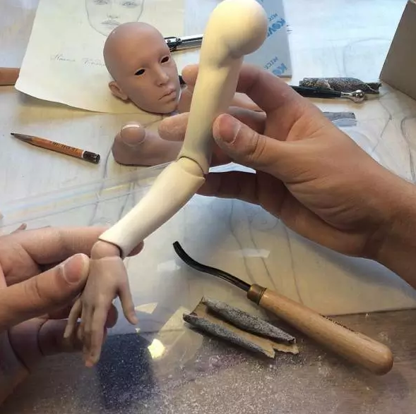 俄罗斯男子做娃娃 逼真到极致