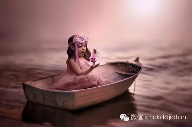 满满的爱：妈妈给残疾女儿拍梦幻美照走红