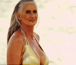 56岁史上最老泳装模特 金色比基尼大放异彩