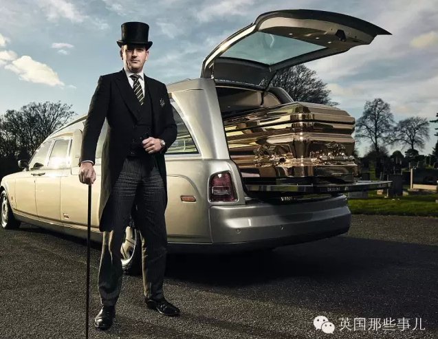 英国土豪葬礼：棺材镀金 灵车用劳斯莱斯