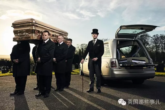 英国土豪葬礼：棺材镀金 灵车用劳斯莱斯