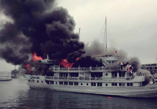 越南下龙湾高级邮轮突起大火 众多游客跳海逃生
