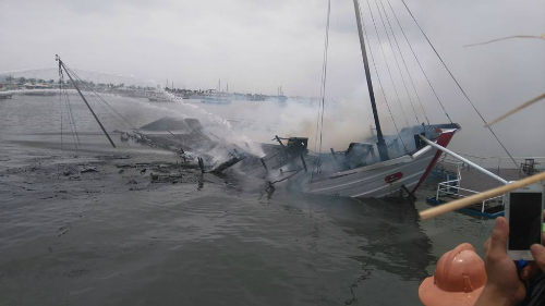 越南下龙湾高级邮轮突起大火 众多游客跳海逃生