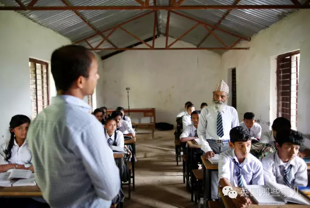 68岁尼泊尔老人重回学校 跟孩子们一起上学