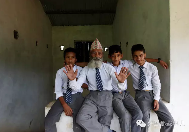 68岁尼泊尔老人重回学校 跟孩子们一起上学
