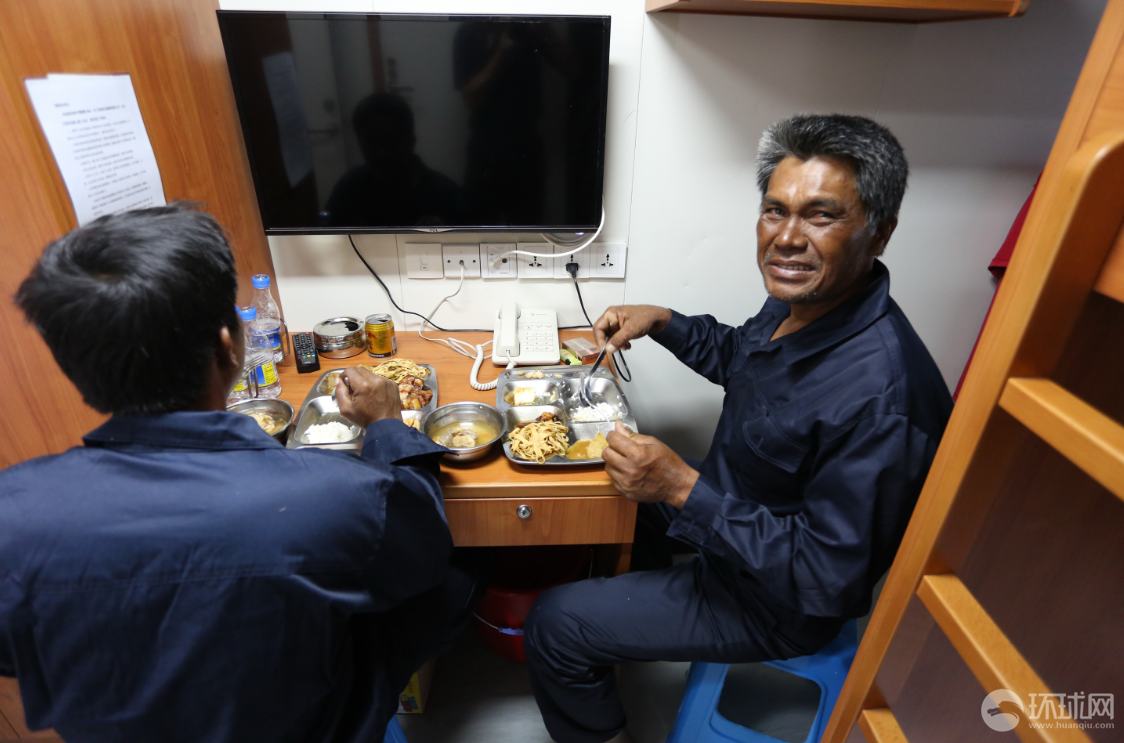 菲渔民获中国海警援救 吃饭看病被精心照顾