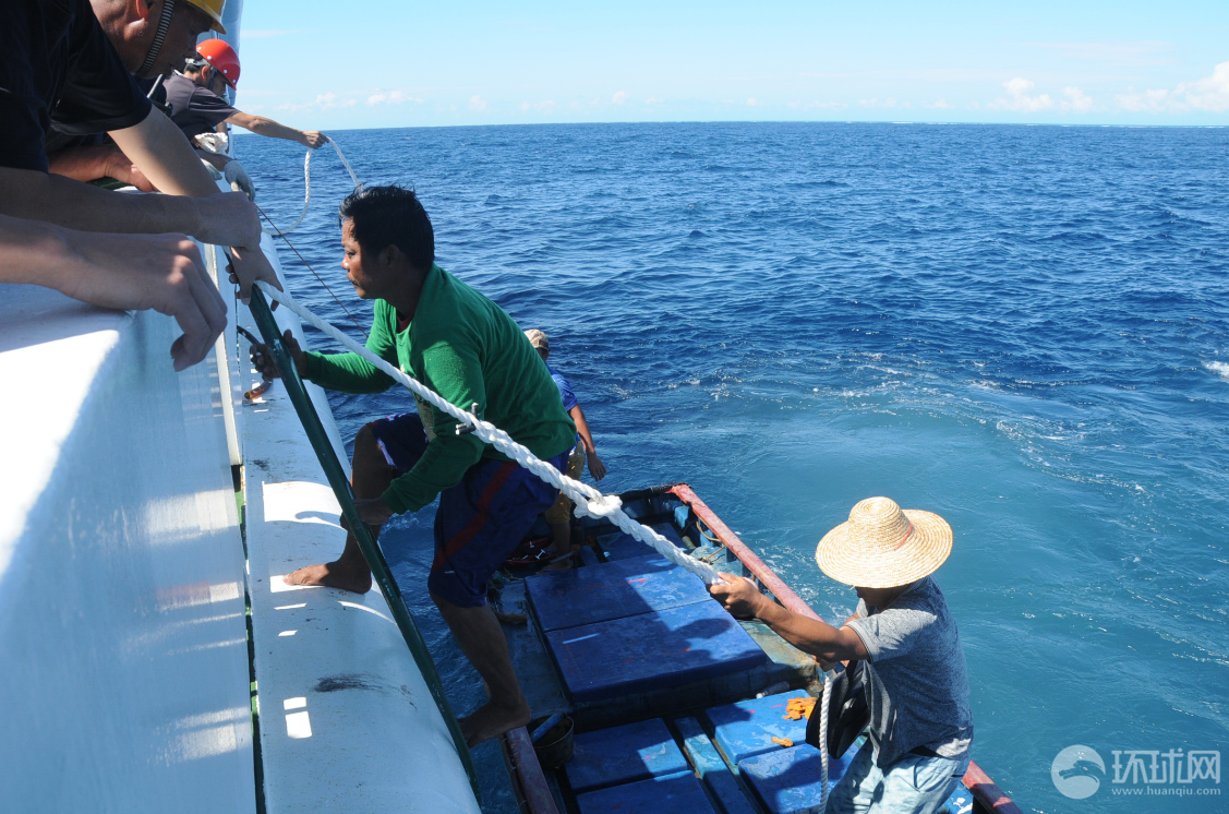 菲渔民获中国海警援救 吃饭看病被精心照顾