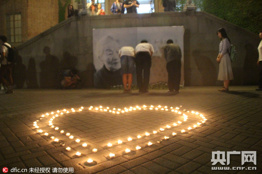 清华大学学生点亮烛光悼念杨绛先生 折千纸鹤