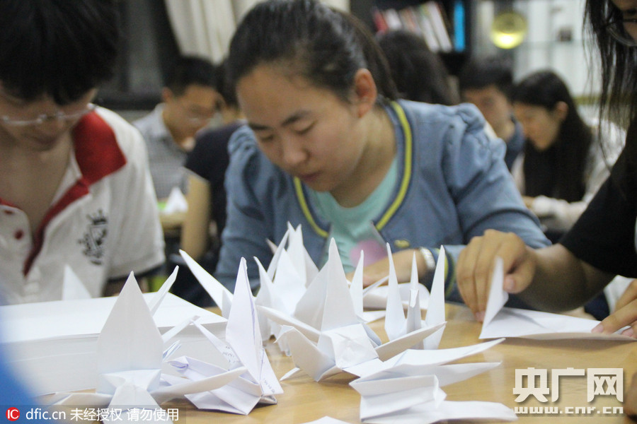 清华大学学生点亮烛光悼念杨绛先生 折千纸鹤