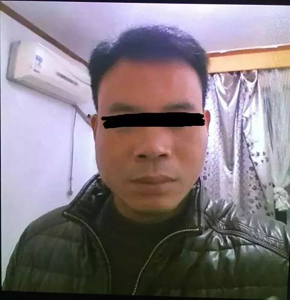 城管被挂渣土车反光镜 惊险行驶400米【组图】