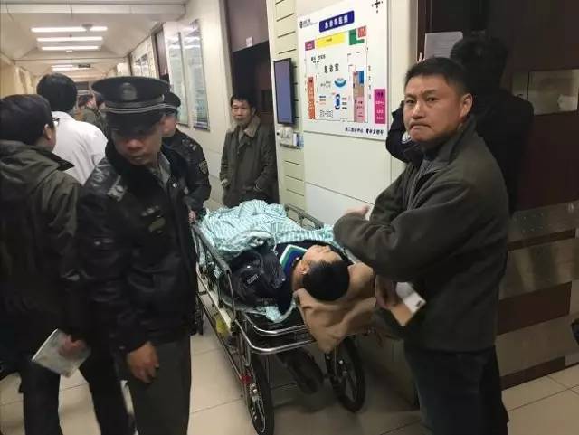 城管被挂渣土车反光镜 惊险行驶400米【组图】