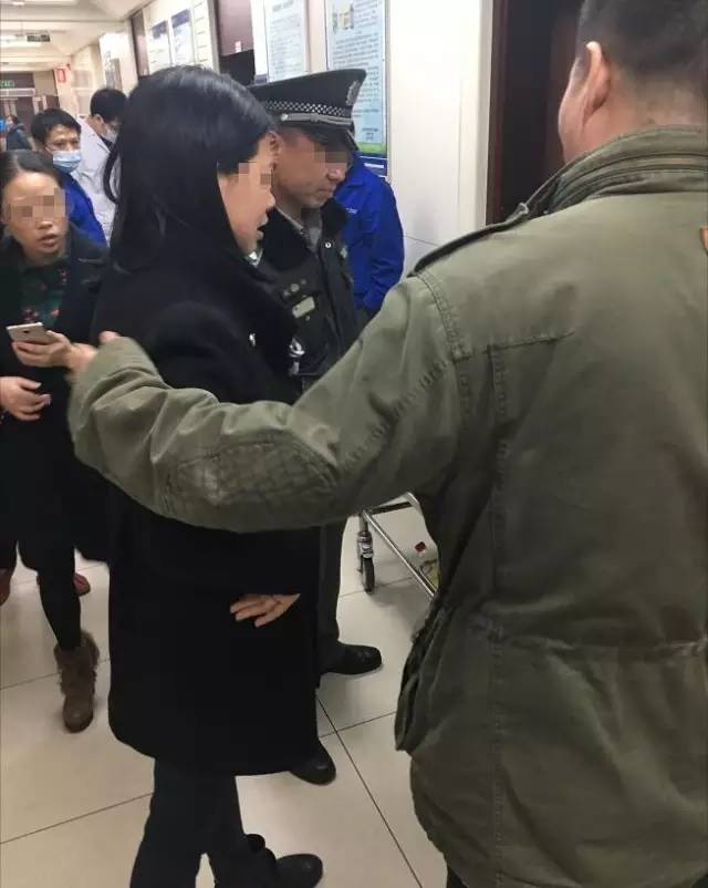 城管被挂渣土车反光镜 惊险行驶400米【组图】