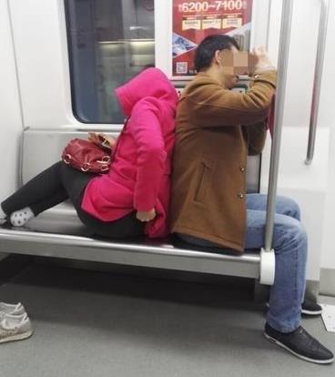 乘客地铁上摆花式坐姿 有人看不下去提前下车