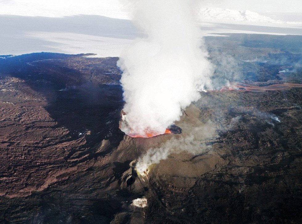 荷蘭攝影師抓拍冰島火山噴發原始之美