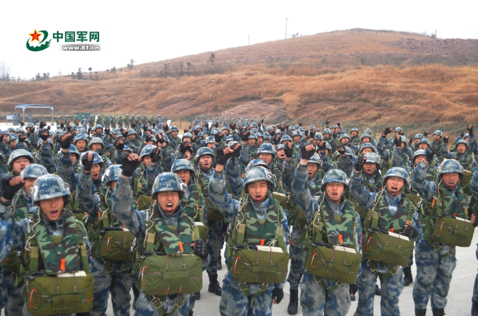 中國空降兵數千新兵首次進行大飛機跳傘