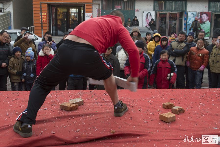 长春牛人一身绝活 表演手背碎啤酒瓶等多项绝技