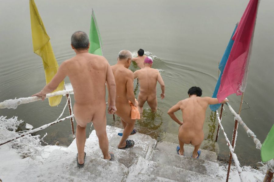吉林市众男子低温裸泳