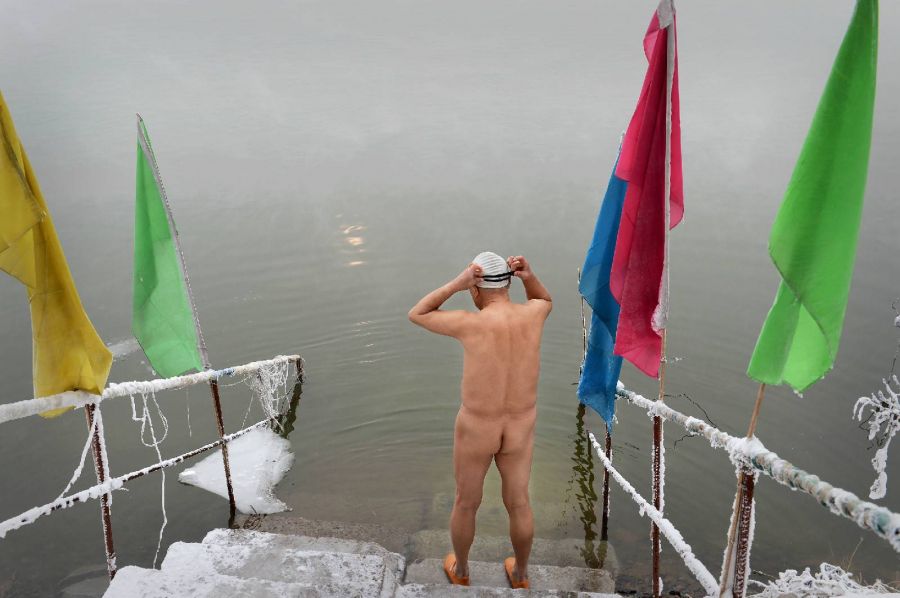 吉林市众男子低温裸泳