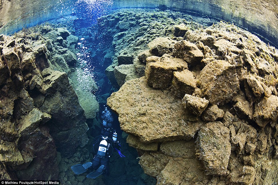 潜水员探索silfra海沟:游走在两个大陆之间