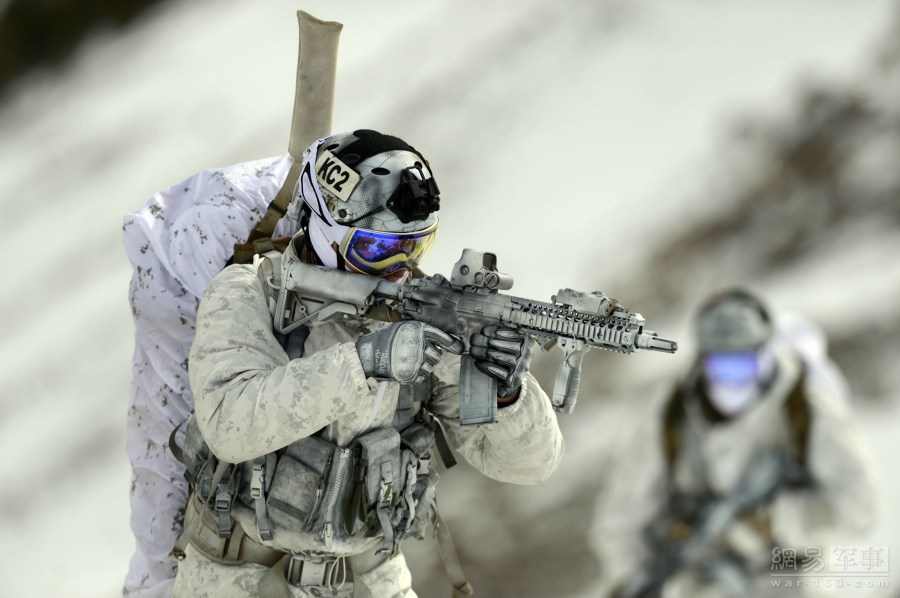美国海豹突击队雪地装备武装到牙
