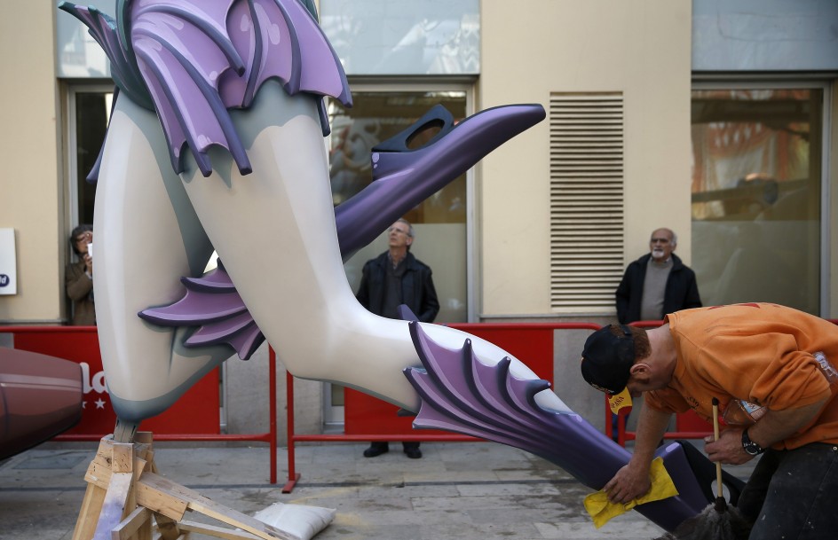 巨型纸偶现身西班牙街头 庆祝法雅节
