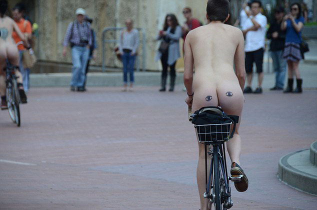 旧金山30人裸体骑车 抗议石油依赖