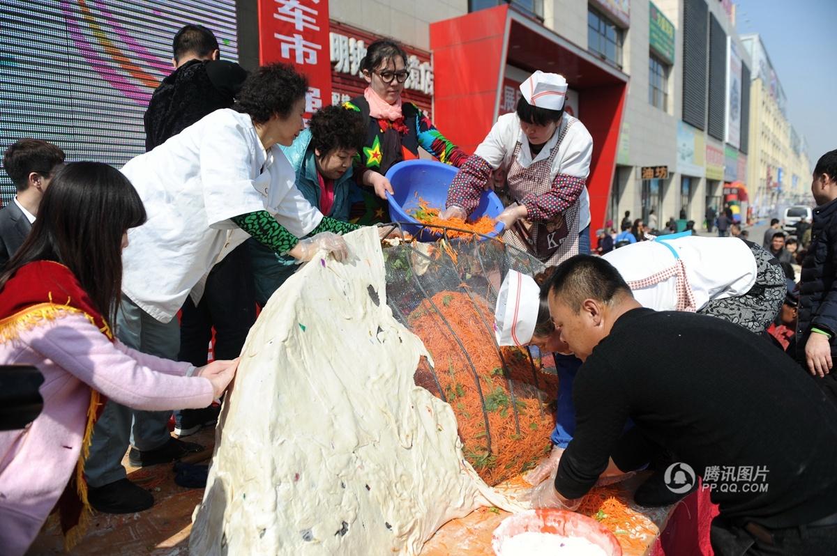 世界最大胡萝卜馅饺子诞生