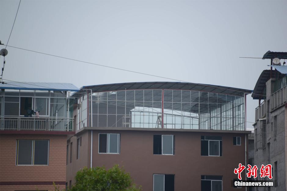 广西桂林现空中棚户区铁皮加盖空中楼阁