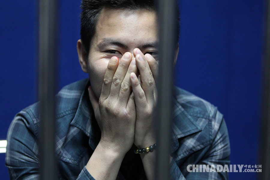 深圳一司机撞死人逃逸被捕微笑接受采访