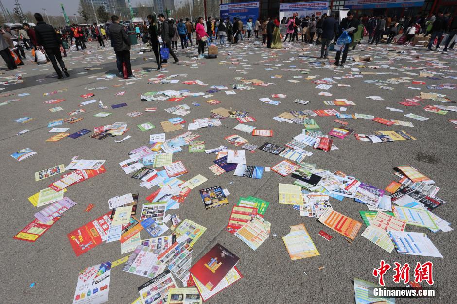 郑州广告展成"小广告"垃圾场