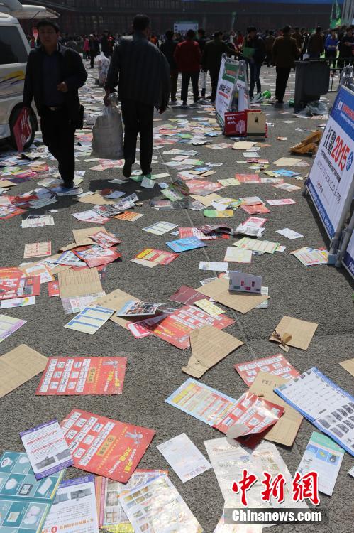 3月27日,郑州国际会展中心场外广场上满地是随手扔掉的小广告宣传单