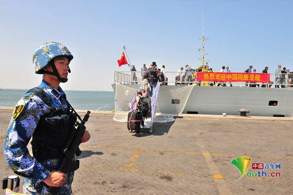 中国海军舰艇顺利从也门撤离首批中国公民