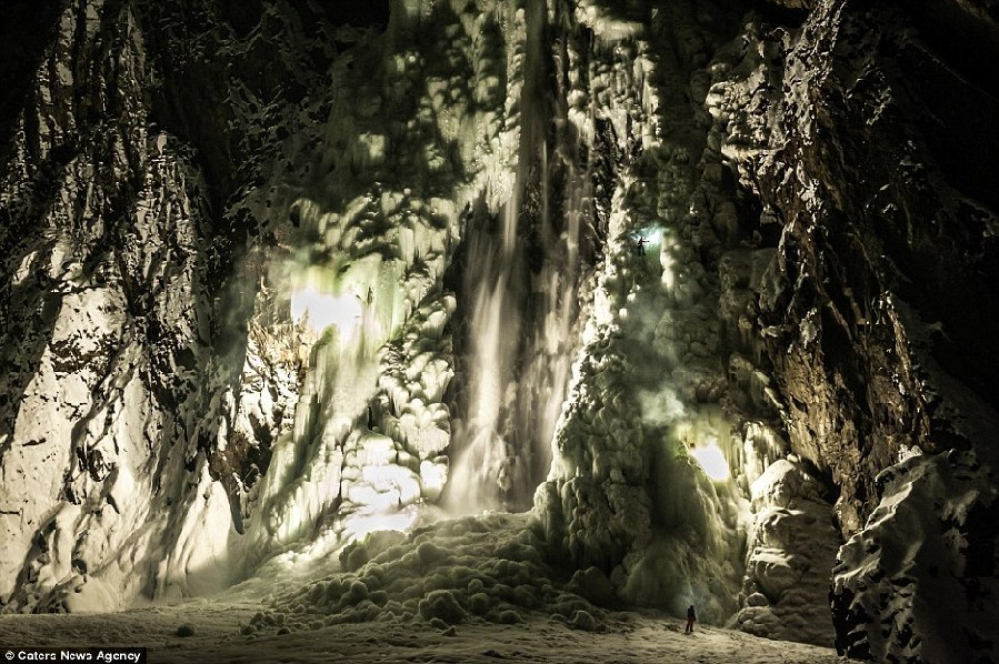 探险家征服挪威死亡冰冻瀑布