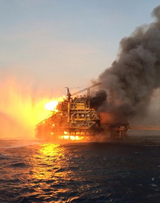 墨西哥湾油井平台突发大火至少4死16伤高清组图