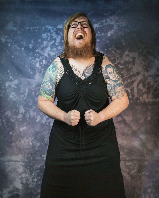 粗犷男子穿女装拍妩媚照 呼吁性别平等