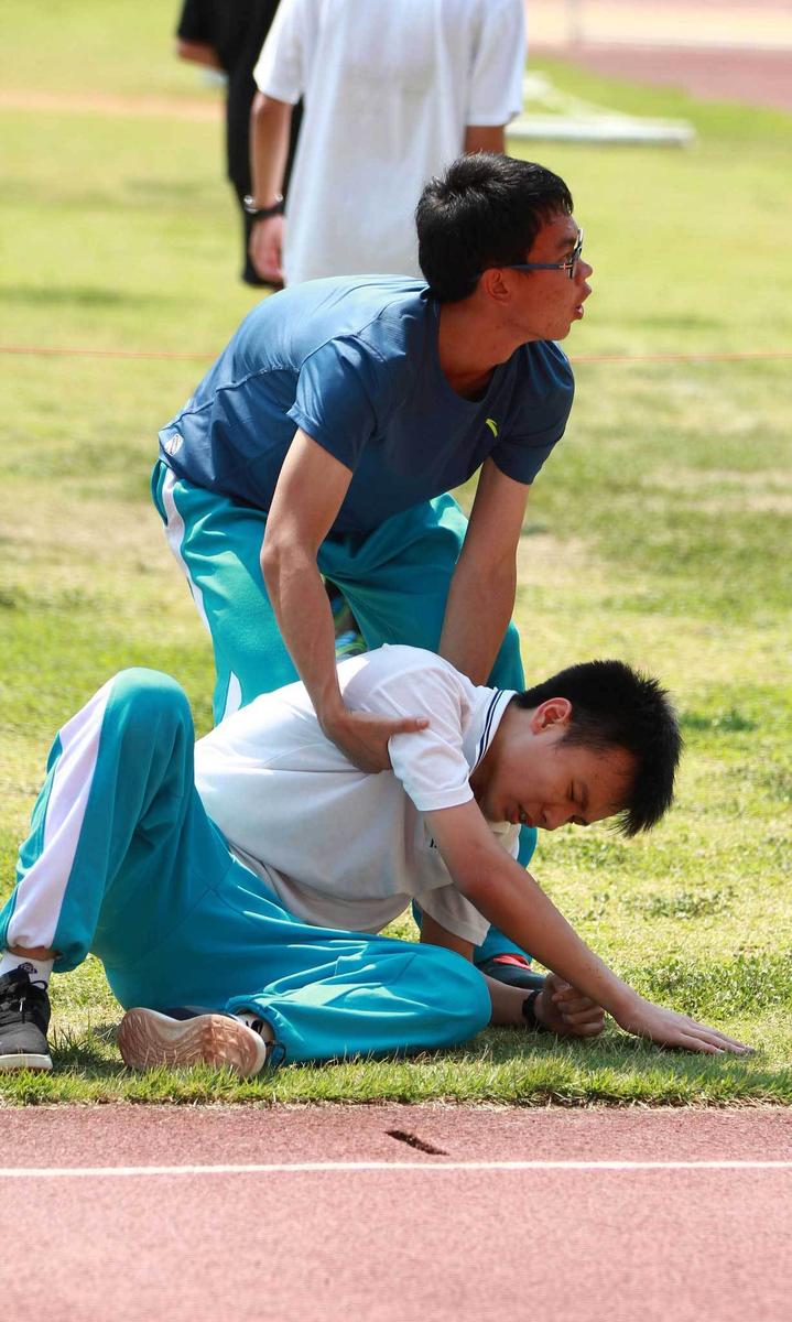 海口中学生跑千米体力不支东倒西歪