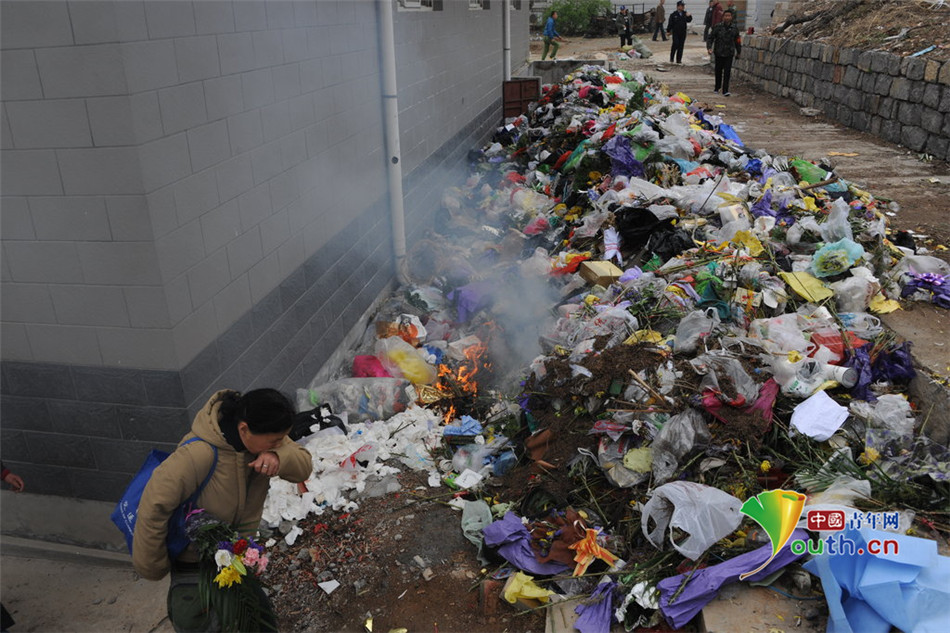 济南:清明节墓地垃圾堆积如山