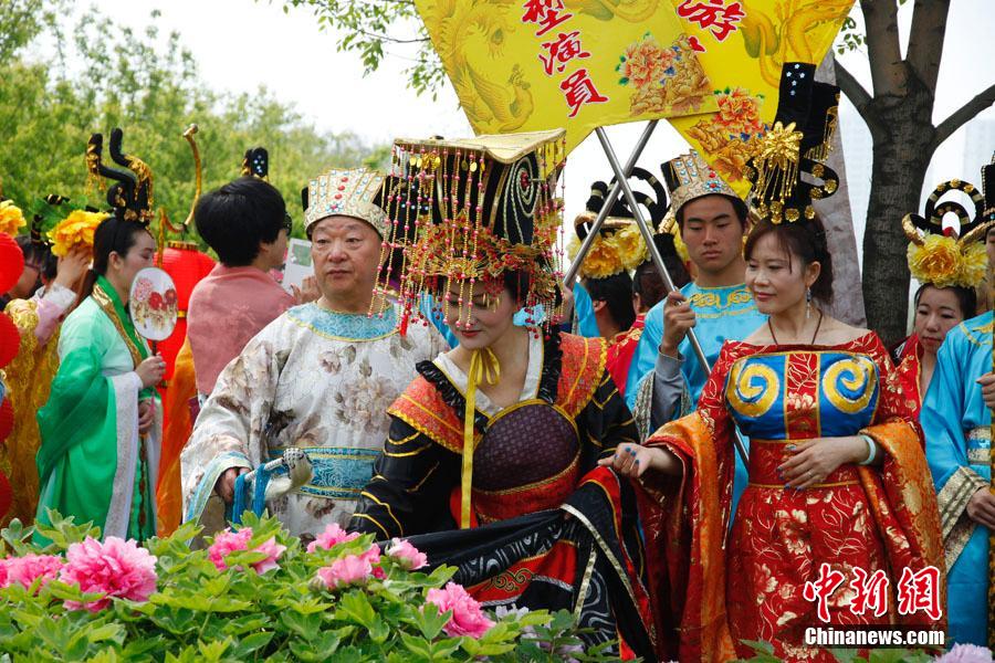 洛阳再现"一代女皇"游园赏花盛景