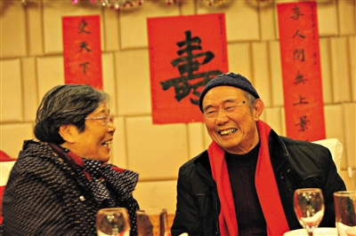 两位抗日名将后人定娃娃亲 70多年后再见面